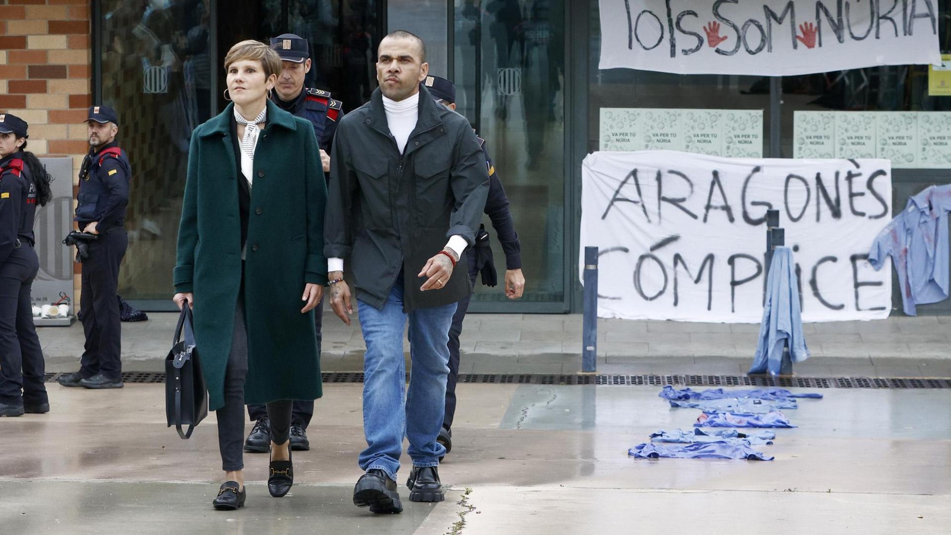 El jugador brasileño de fútbol, Dani Alves, acompañado de su abogada, Inés Guardiola, salió este tarde en libertad provisional del centro penitenciario Brians 2, tras ser depositada este lunes la fianza de un millon de euros en la Audiencia de Barcelona