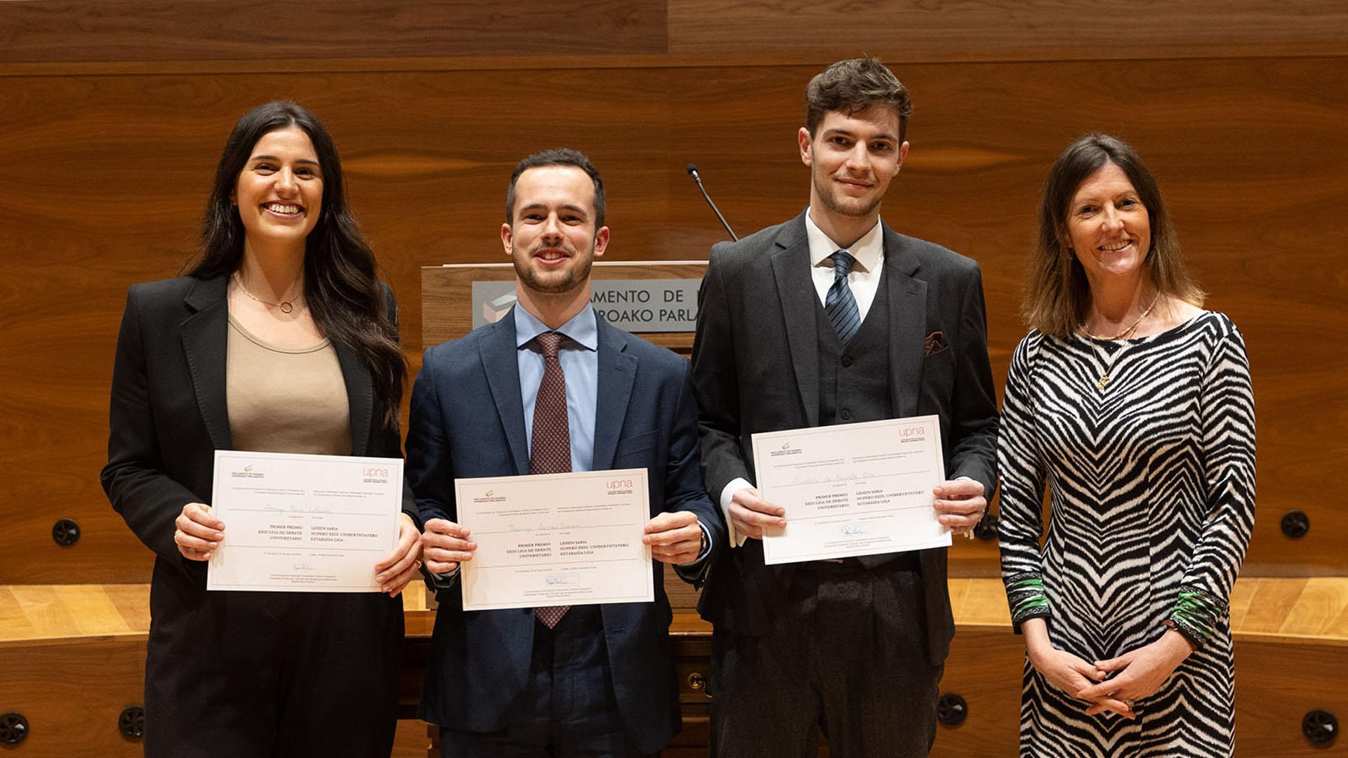 Ganadores de la VII Liga de Debate Universitario. De izda. a dcha., Amaya Tanco, Rodrigo Arvizu y Nicolás de Augusto, junto a la profesora de la UPNA Miren Sarasibar, integrante del jurado