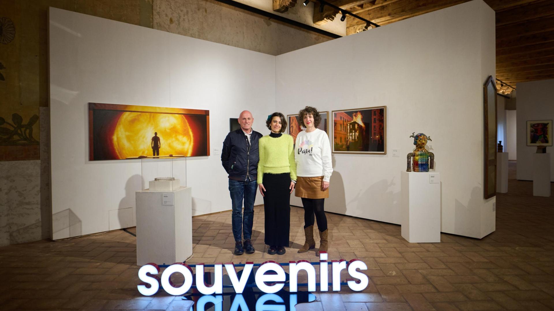 Josu Repáraz (ikastolas), la concejal de cultura Maider Beloki y la directora de Zangozako Ikastola, Nagore Oria. Delante, Souvenirs, de Juan Aizpitarte. Detrás, Sunshine (Danny Boyle, 2007) de Kepa Garraza; Salvar el fuego, de F. Jiménez Landa, y Cabeza de pompones, de Mari Jose Recalde