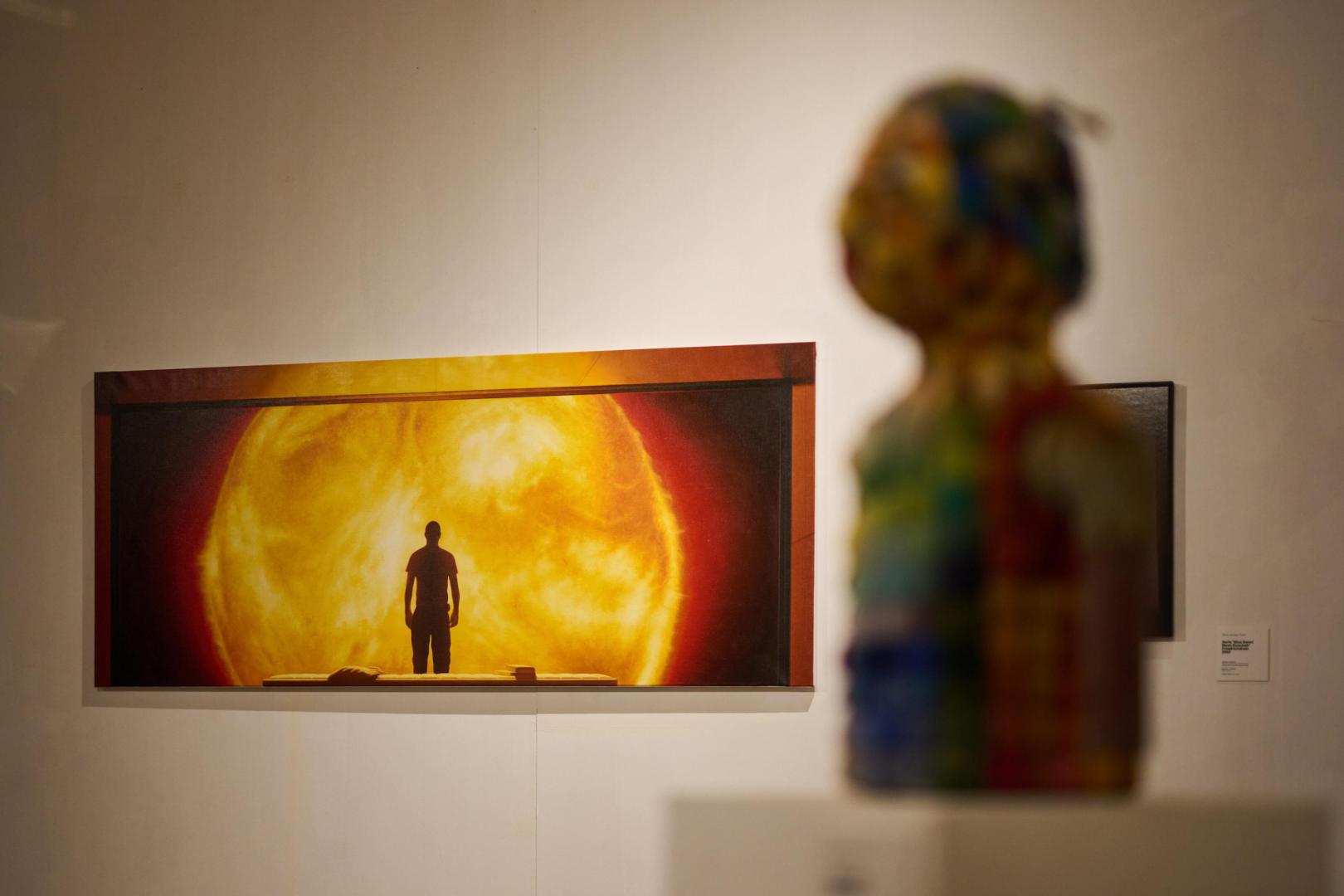'Sunshine (Danny Boyle, 2007)' al fondo, obra de Kepa Garraza