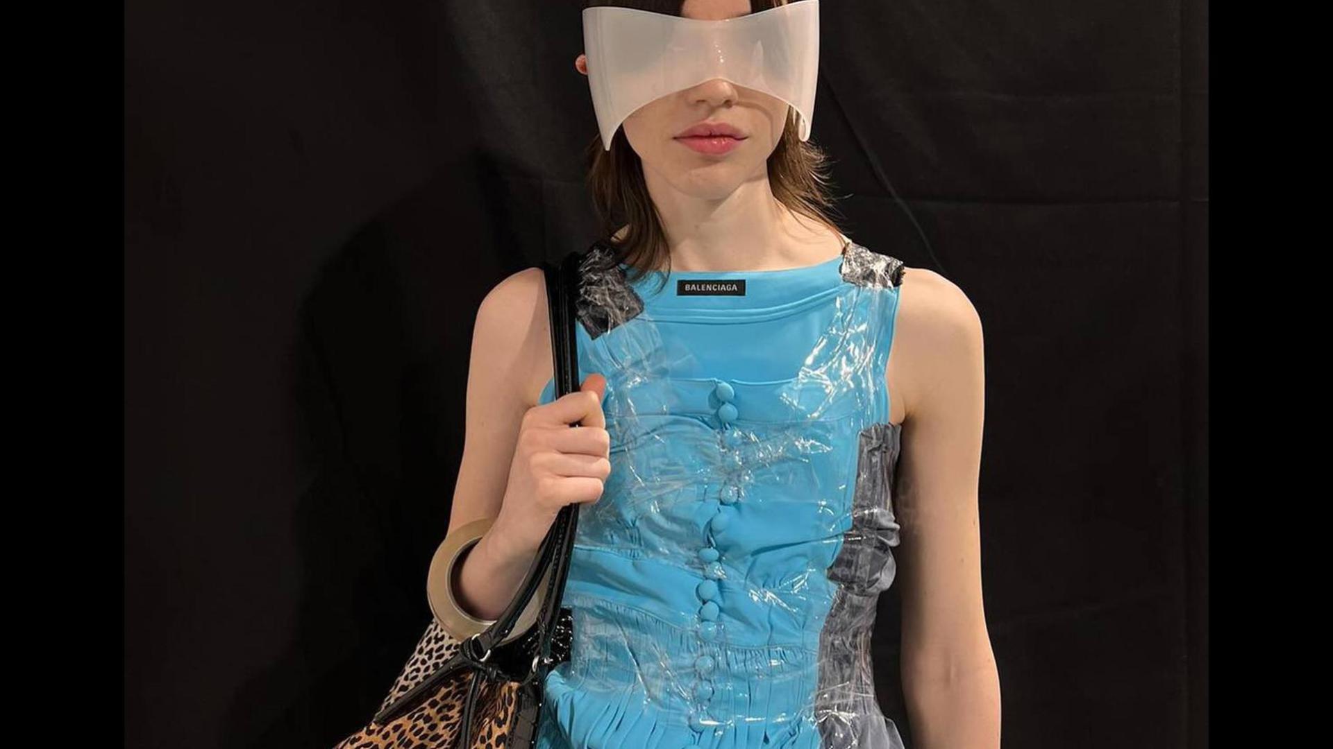 Modelo con la pulsera durante la Semana de la Moda de París