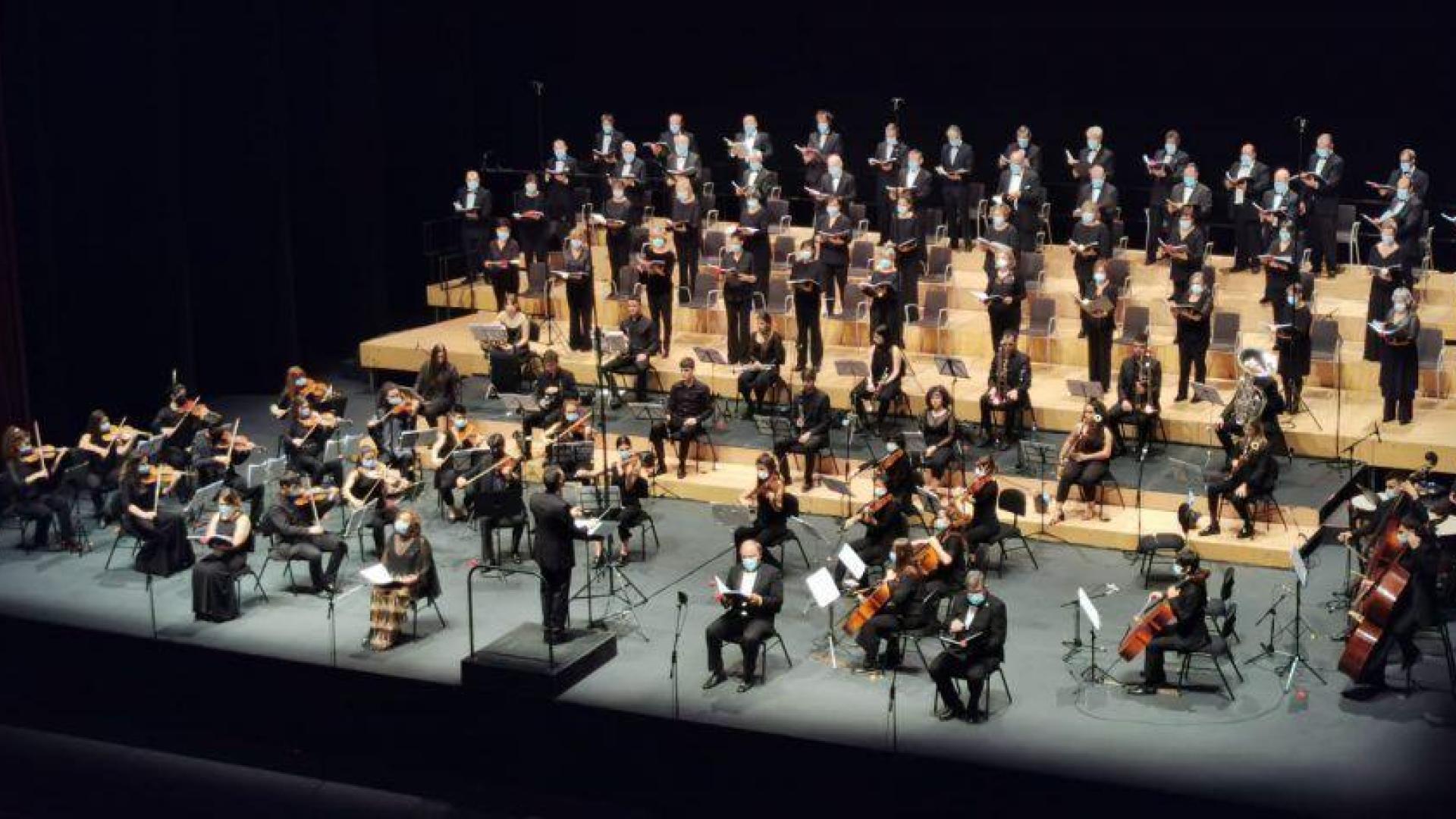 El Coro Sinfónico de la Federación de Coros de Navarra -en la foto- y la Orquesta Sinfónica de Navarra, más solistas, interpretan esta tarde el ‘Gran Miserere’ de Hilarión Eslava, en Baluarte.. l