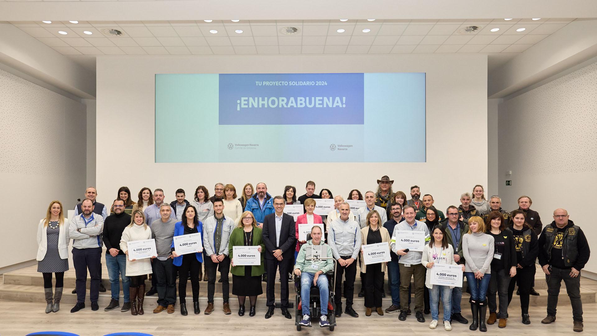 Representantes de las diez entidades sociales han recibido sus cheques de manos del presidente de Volkswagen Navarra, Michael Hobusch, y de Alfredo Morales, presidente del Comité de Empresa de la fábrica