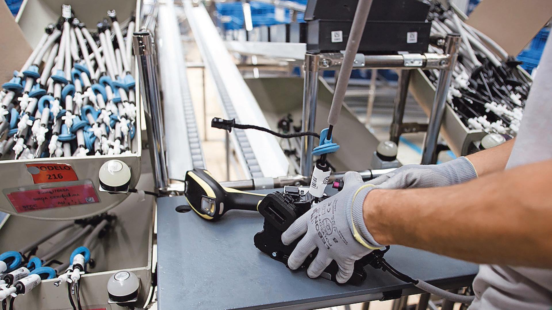 Un operario trabaja en el montaje y revisión de una pieza en la industria