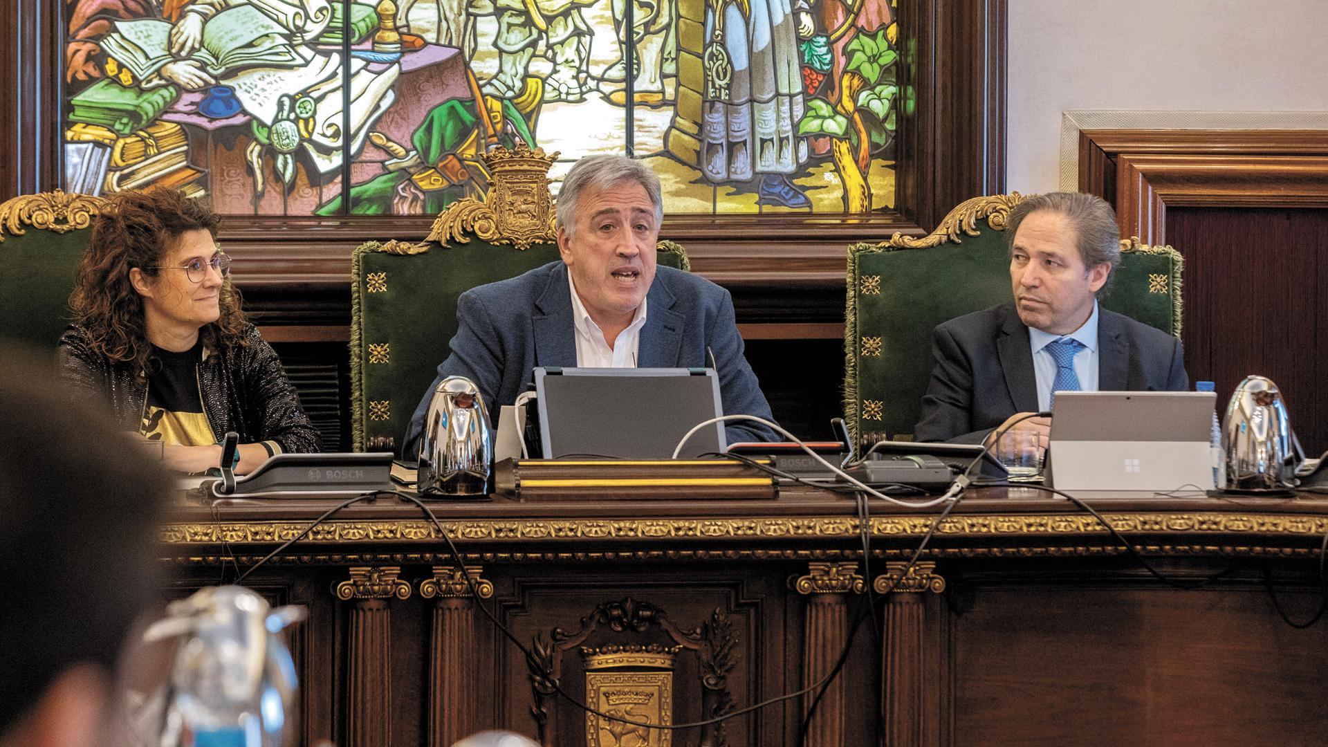 El alcalde de Pamplona, Joseba Asiron (EH Bildu), junto a la concejala de Hacienda, Garbiñe Bueno, y el secretario del consistorio