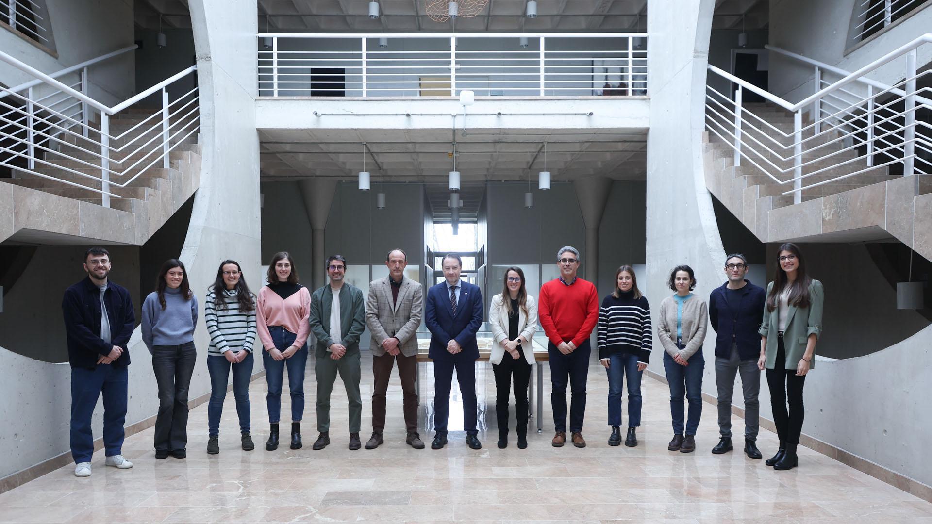 Investigadores del grupo de Ingeniería Térmica y de Fluidos. De izq. a dcha.: Álvaro Casi, María Mina, Patricia Aranguren, Irantzu Erro, Miguel Araiz, David Astrain, Ramón Gonzalo (rector), Leyre Catalán, Antonio Rodríguez, Patricia Alegría, Laura Carlosena, Álvaro Martínez y Nerea Pascual