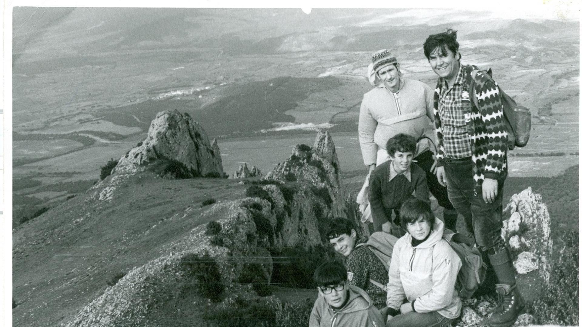 Los adultos José Luis Orduna y Joaquín Santisteban, junto a otros jóvenes montañeros en una salida de los principios de Boscos a Montejurra a finales de 1974