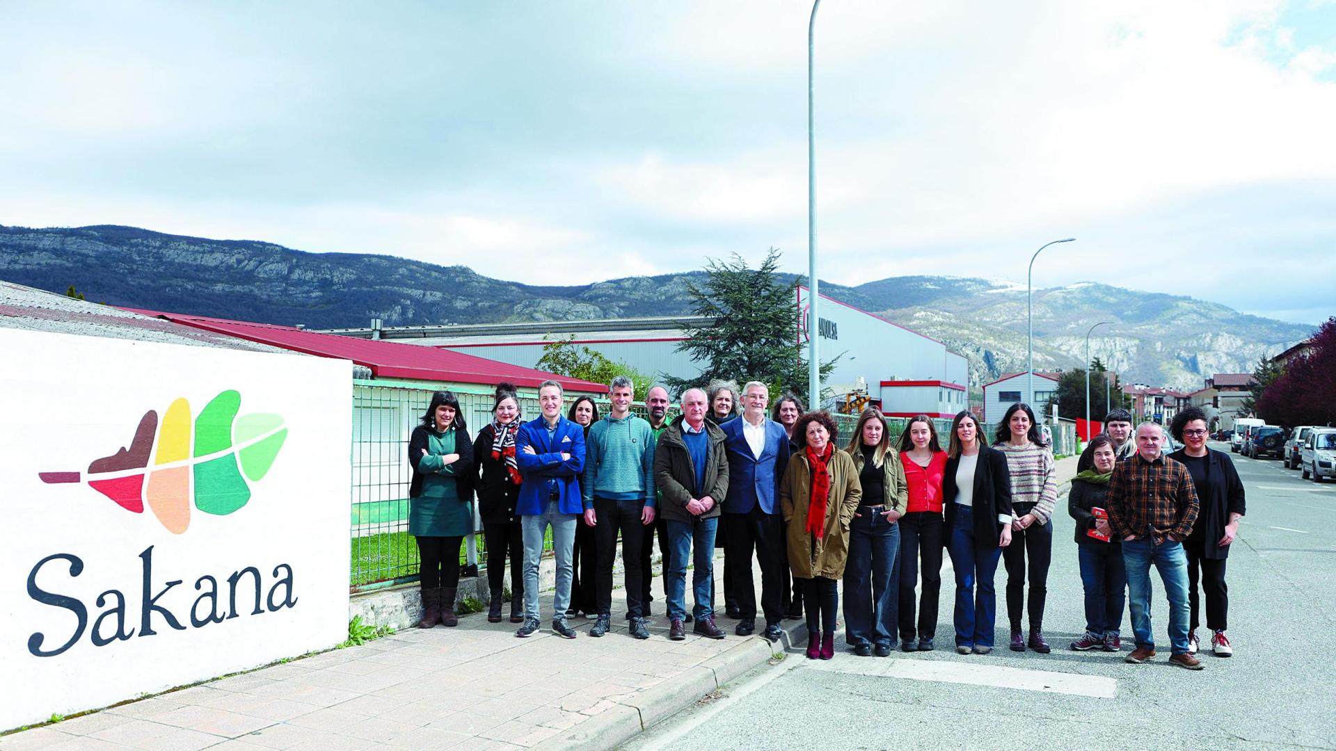 El vicepresidente Félix Taberna y la consejera Carmen Maeztu, junto a responsables del proyecto Teknoadineko Landalab, desarrollado por Zakan Sozial, y técnicos y autoridades locales
