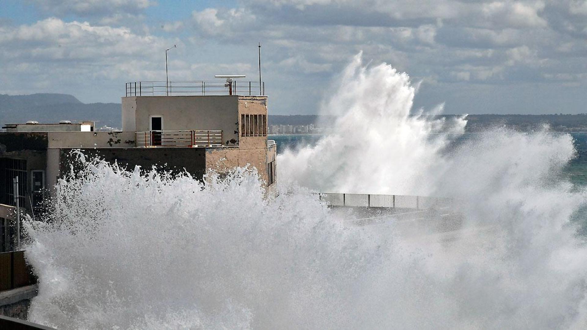 Las olas rompen en el dique del oeste y pasan por encima de la escuela naútica, este miércoles en Palma de Mallorca