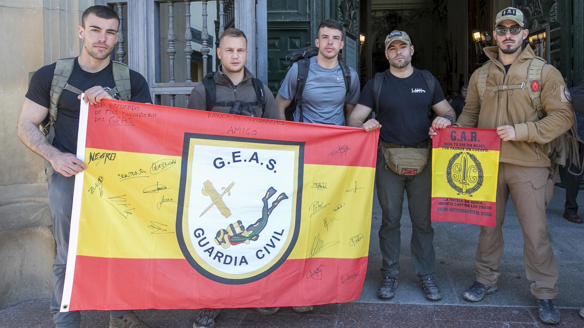 Los tres militares y dos alumnos de la academia de Baeza de la Guardia Civil, en Zaragoza