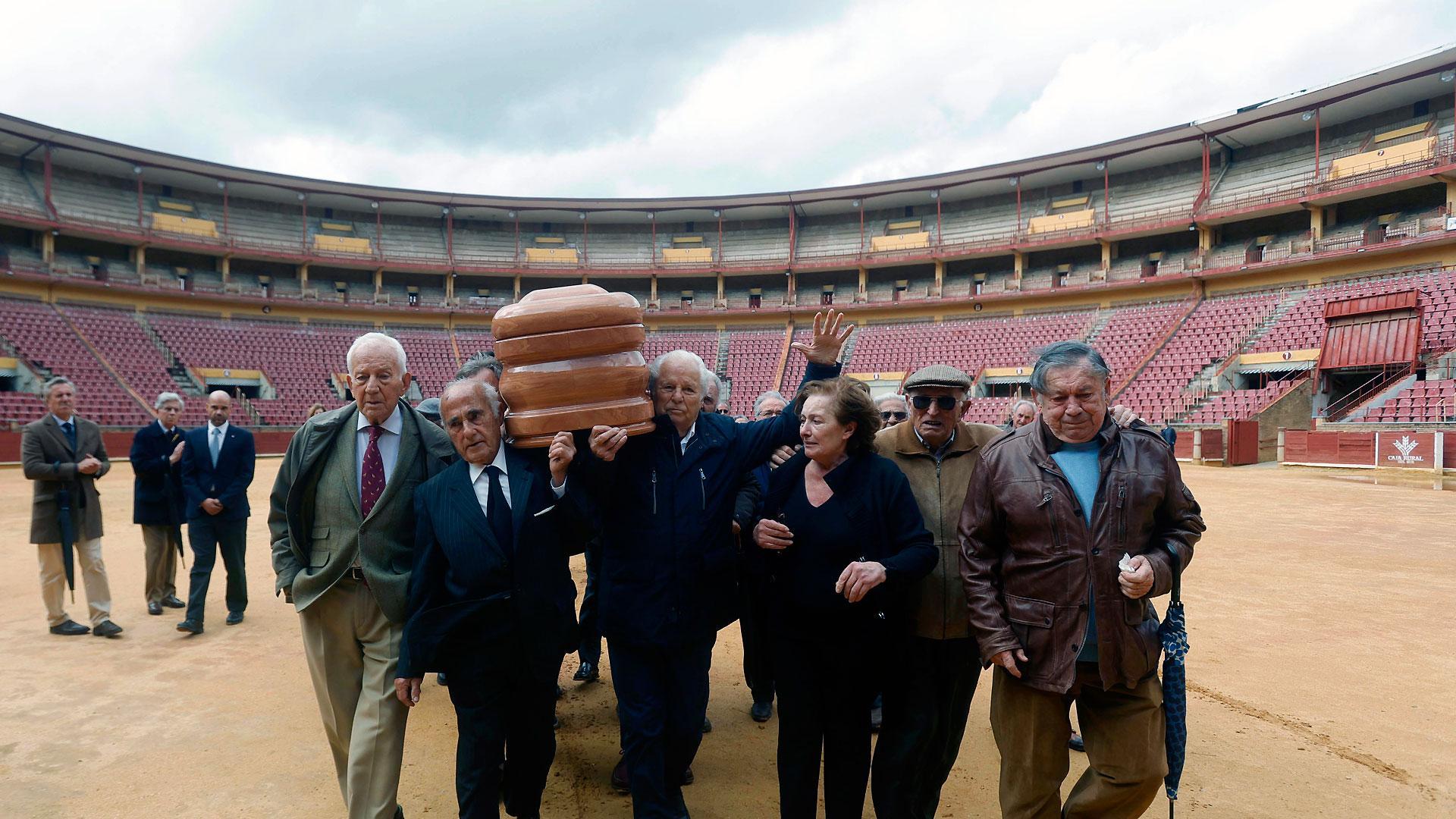 Los exmatadores Agustín Castellanos 'El Puri' (2i) y Manuel Benítez 'El Cordobés' (4d), portan el féretro con los restos mortales del torero cordobés Gabriel de la Haba Vargas, conocido como 'Zurito', fallecido este martes