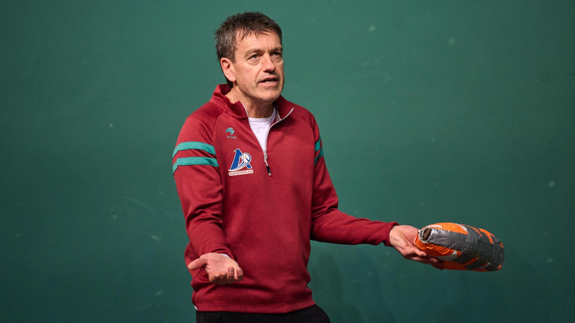 Jokin Etxaniz, director deportivo de Aspe, da instrucciones en un entrenamiento.