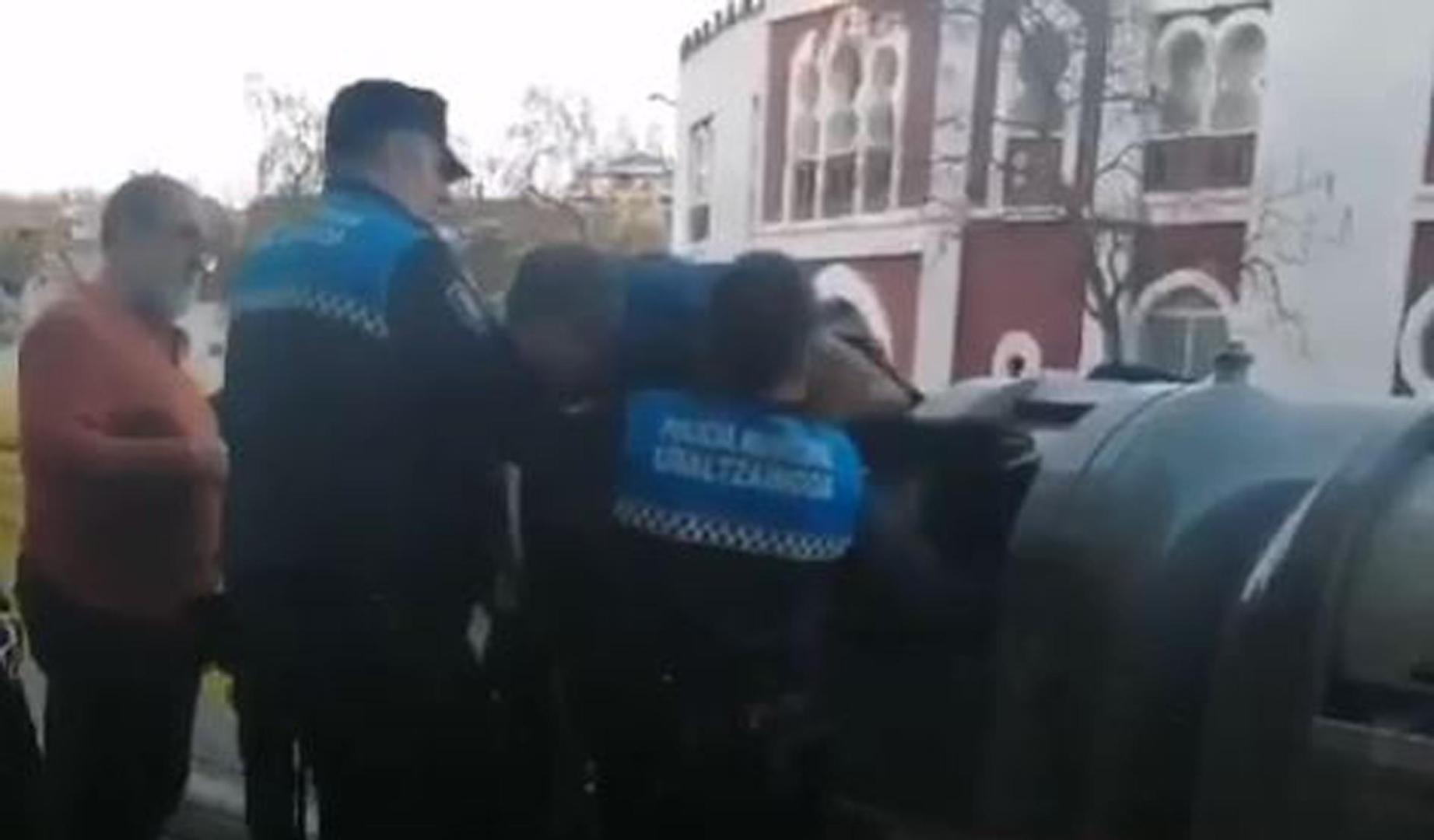 Vídeo de la policía sacando a una persona de un contenedor de basura en Estella