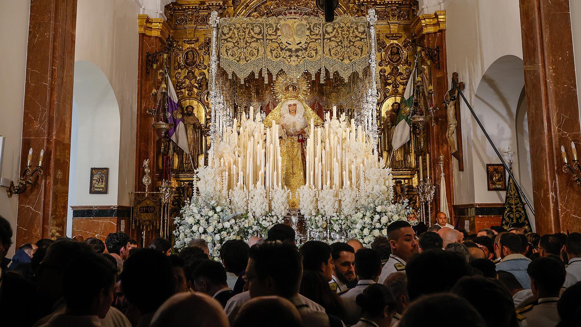 La Virgen de la Esperanza de Triana en la capilla de los Marineros en Sevilla, donde miles de fieles han entrado a verla tras conocerse que no saldría en procesión