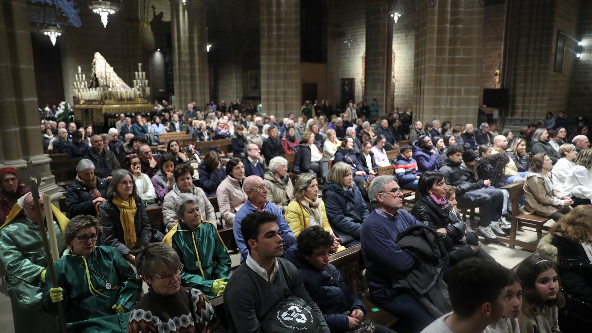 Fotos de los actos que han sustituido a la procesión de Viernes Santo, suspendida en Pamplona.