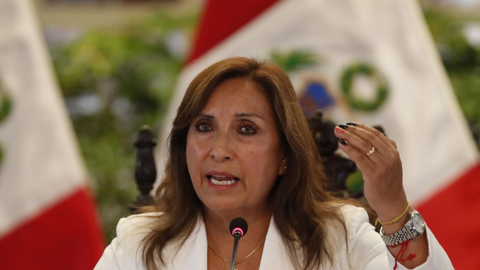 Fotografía de archivo fechada el 24 de enero de 2023 que muestra a la presidenta del Perú, Dina Boluarte, mientras habla durante una rueda de prensa en Lima (Perú)