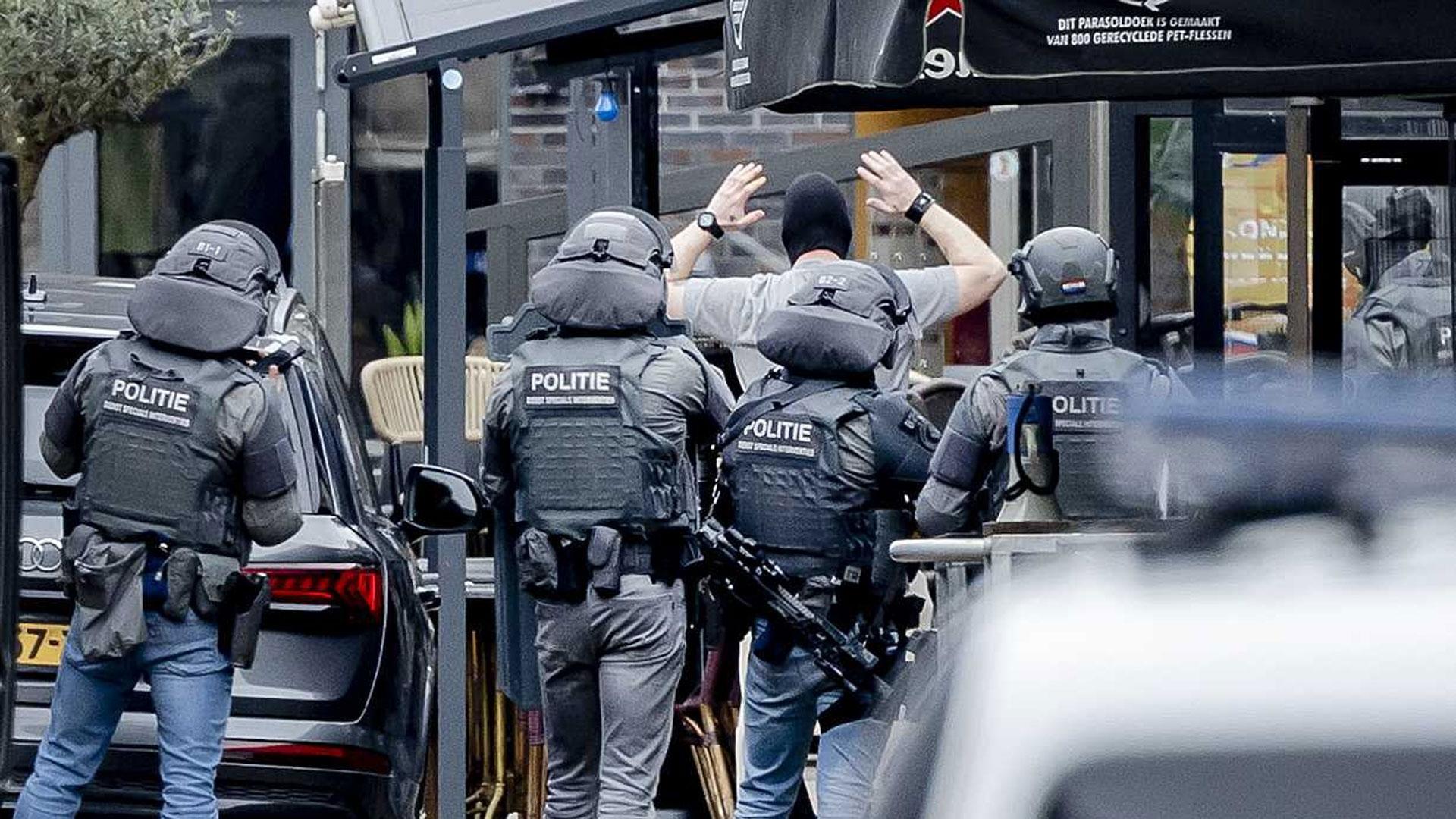 "El último rehén acaba de ser liberado. Una persona ha sido arrestada", ha hecho saber la Policía de Güeldres en su cuenta de la red social X