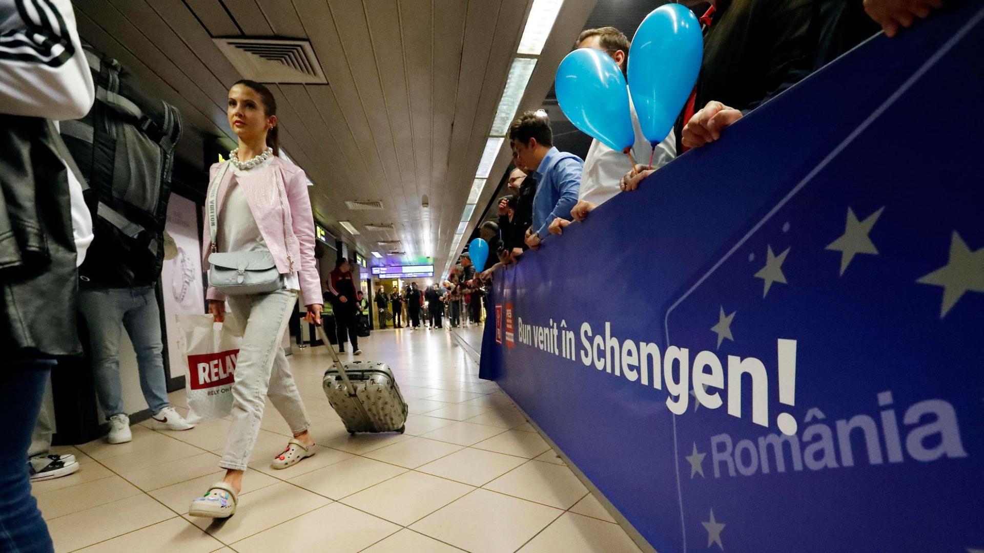 Pasajeros llegando al aeropuerto de Bucarest