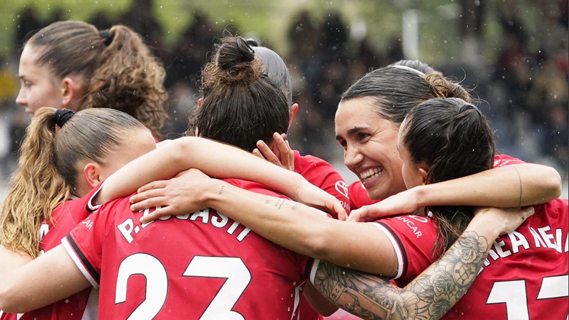 Las jugadoras del Athletic Club celebran a la navarra Patri Zugasti (23) tras uno de lso goles anotados contra el Levante Las Planas.