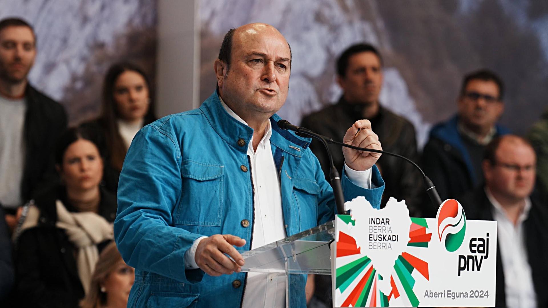 El presidente del Euzkadi Buru Batzar, Andoni Ortuzar, interviene durante la celebración del Aberri Eguna, en Bilbao