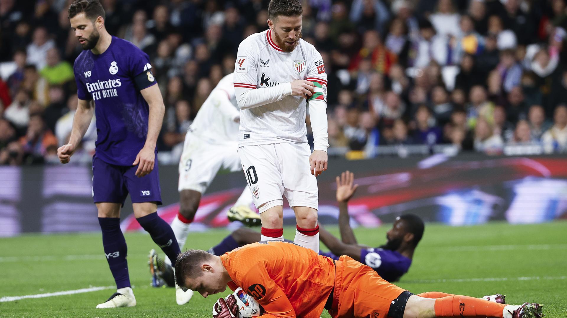 Iker Muniain presiona a Lunin que atrapa el esférico durante el encuentro en el Santiago Bernabéu./