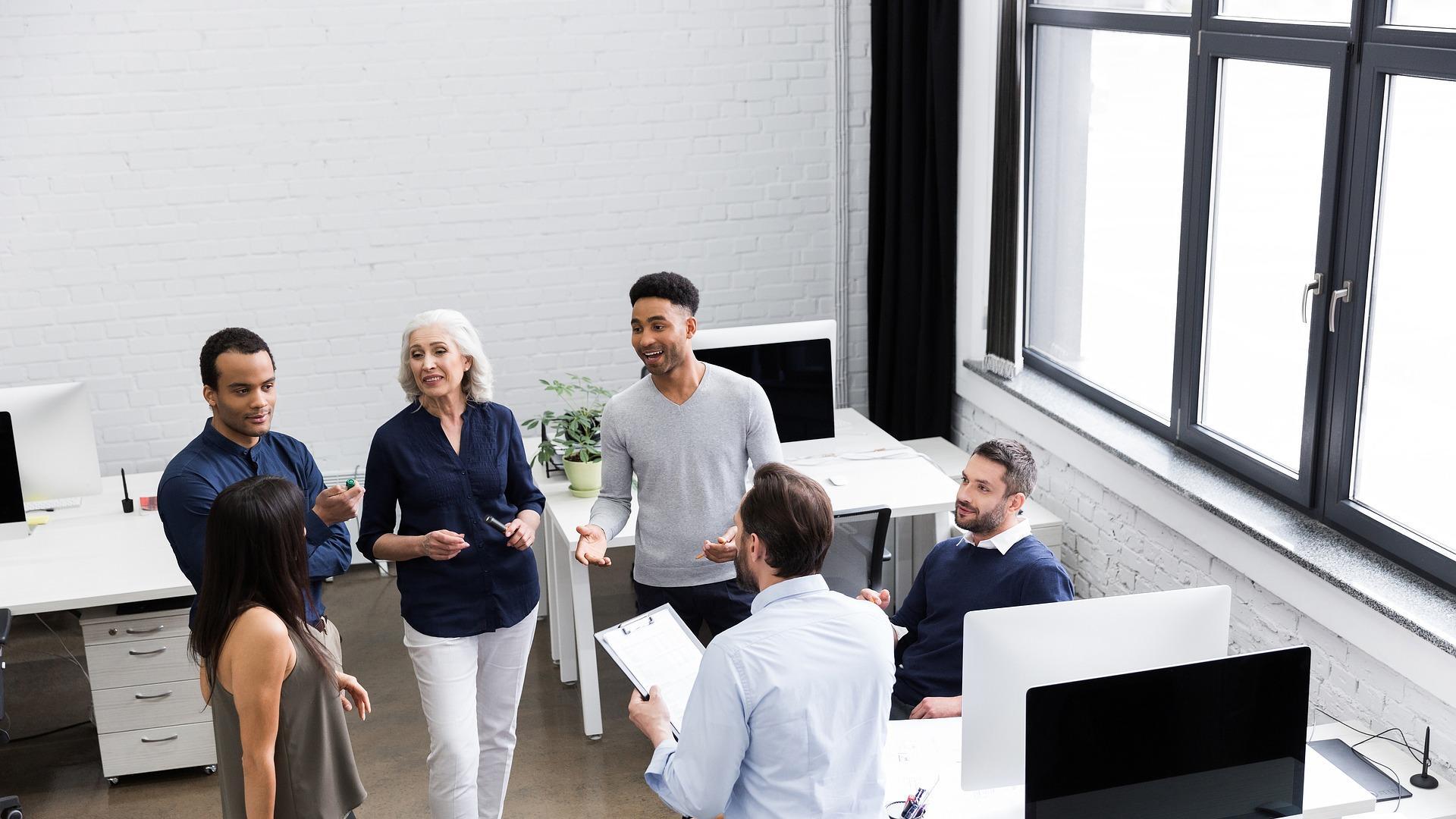 Imagen de un equipo de trabajo reunido.