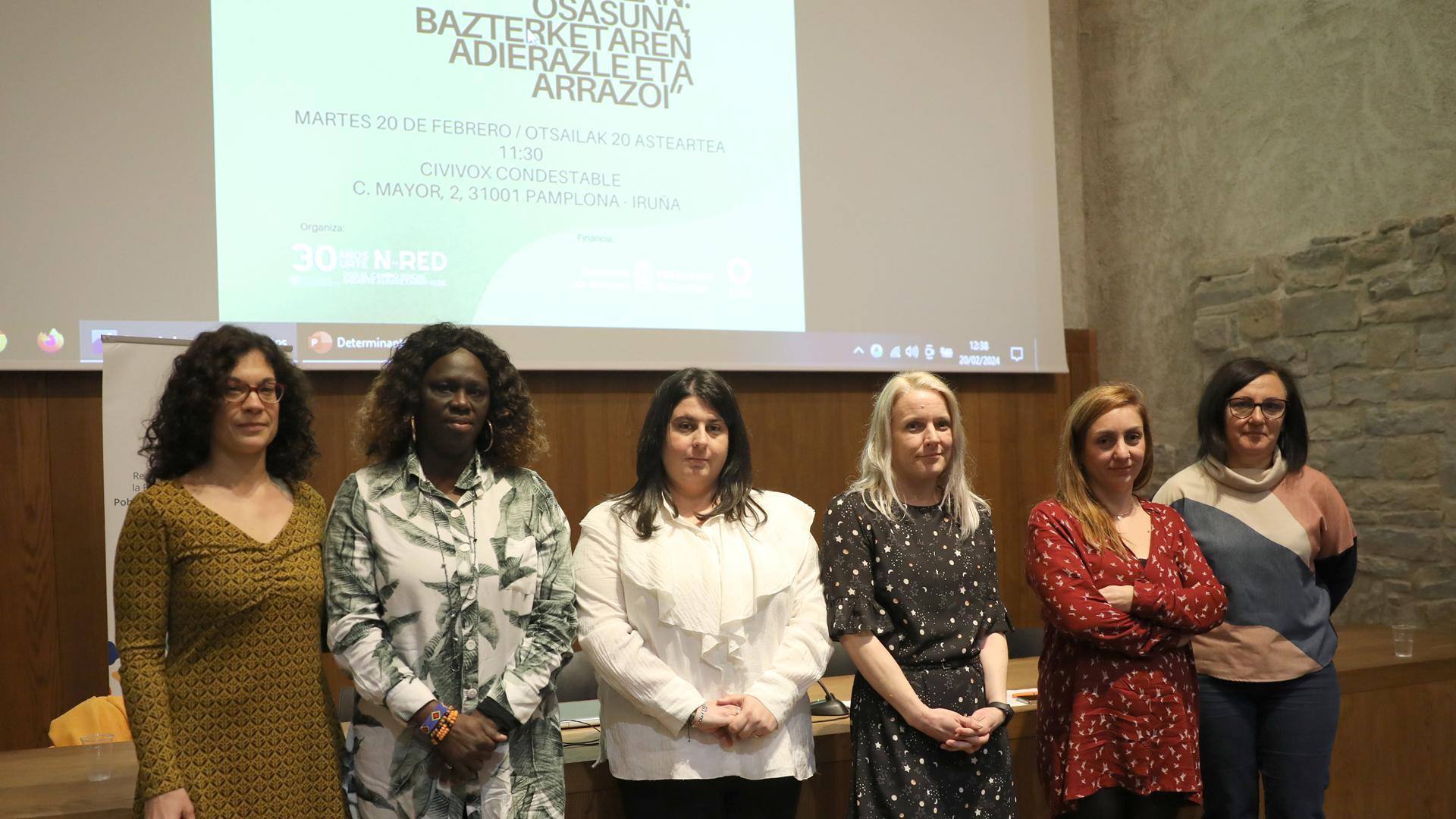 Desde la izquierda.: Amaia Arozarena (CEAR Navarra), que ejerció como moderadora de la mesa, y  Fátima Djarra (Médicos del Mundo), Andrea Corera (Antox), Itziar Iriarte (Xilema), Iranzu Baltasar (Itxaropen Gune) y Teresa Burgui (Aralar)