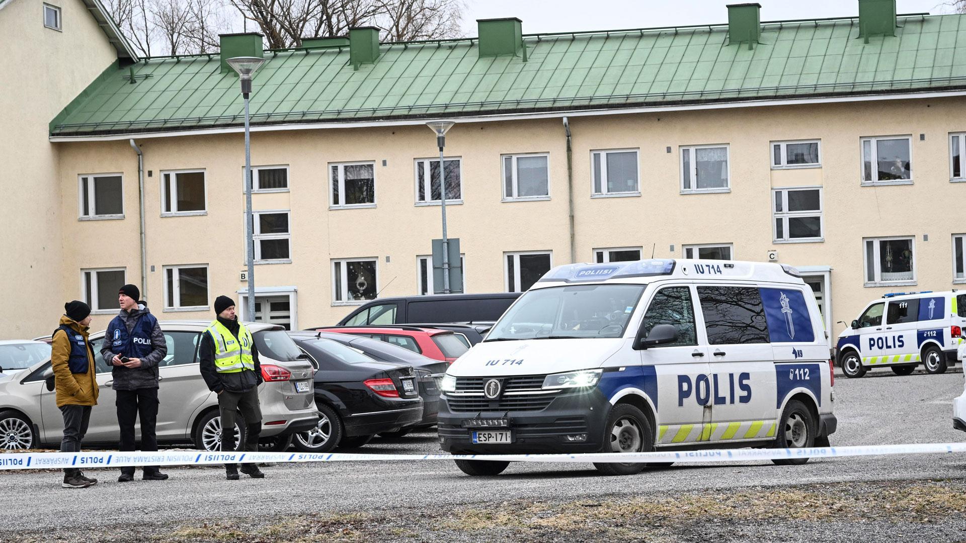 Agentes de la policía finlandesa en el lugar de un tiroteo en una escuela en Vantaa