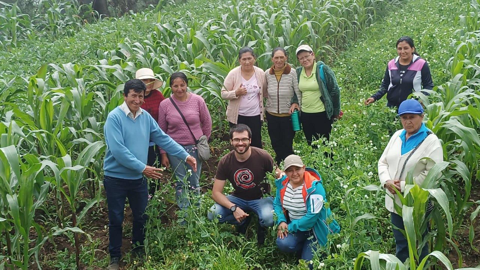 Xabier Pérez, agachado, junto a mujeres campesinas de la provincia de Bolivar en una parcela de diversificación y purificación de semillas.