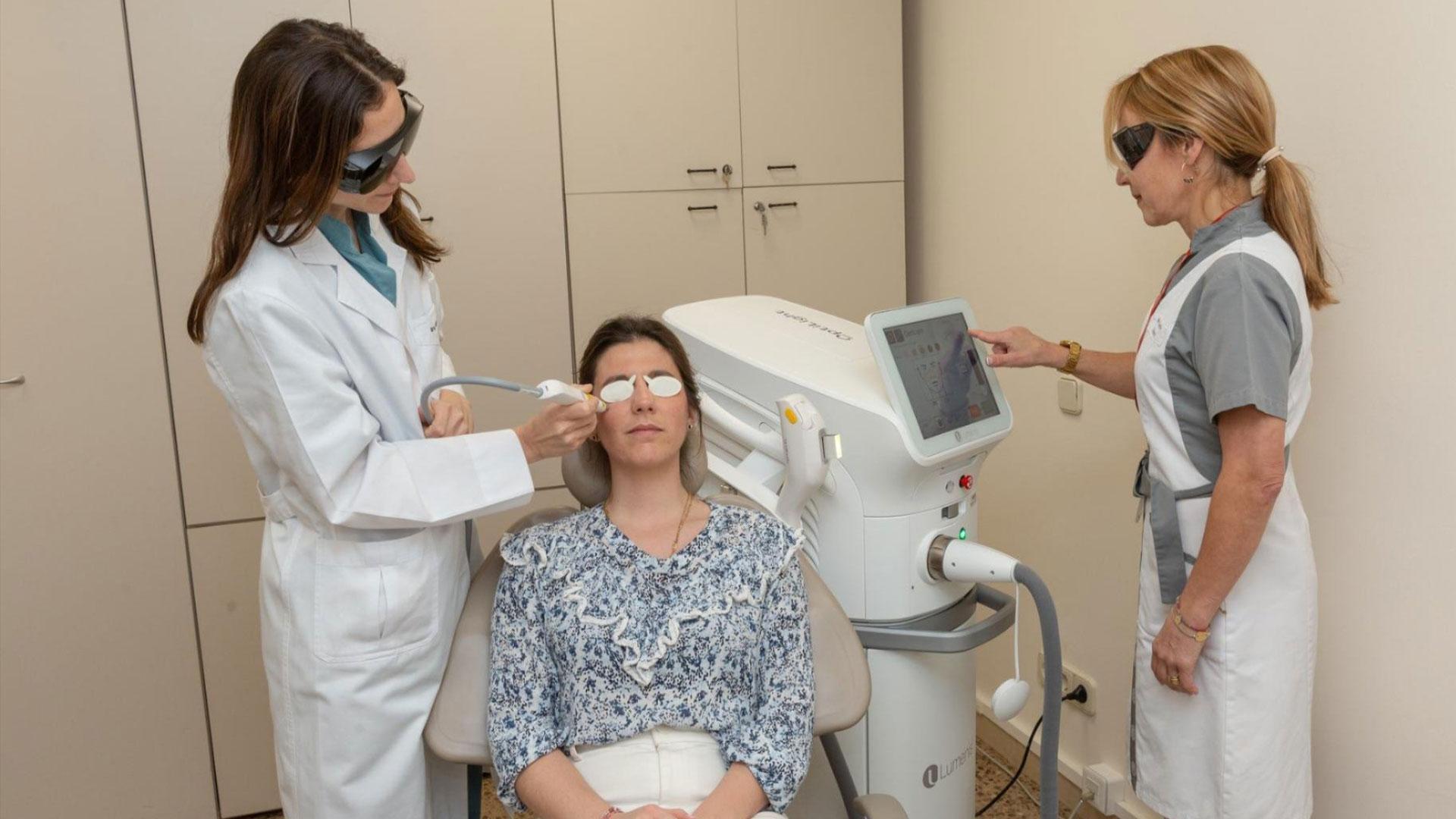 La doctora Cristina Abascal y la enfermera especializada María Mendoza, del Departamento de Oftalmología de la Clínica Universidad de Navarra, durante la aplicación del tratamiento del ojo seco