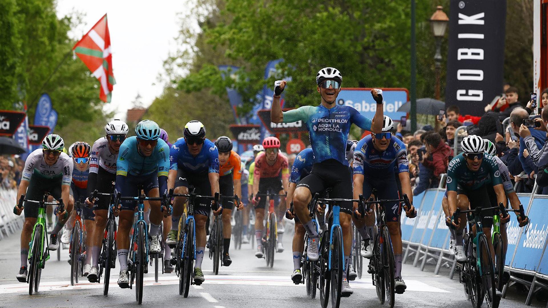 Paul Lapeira (Decathlon AG2R La Mondiale Team)levanta los brazos tras imponerse en el esprint en la meta de Cambo-les-Baines./