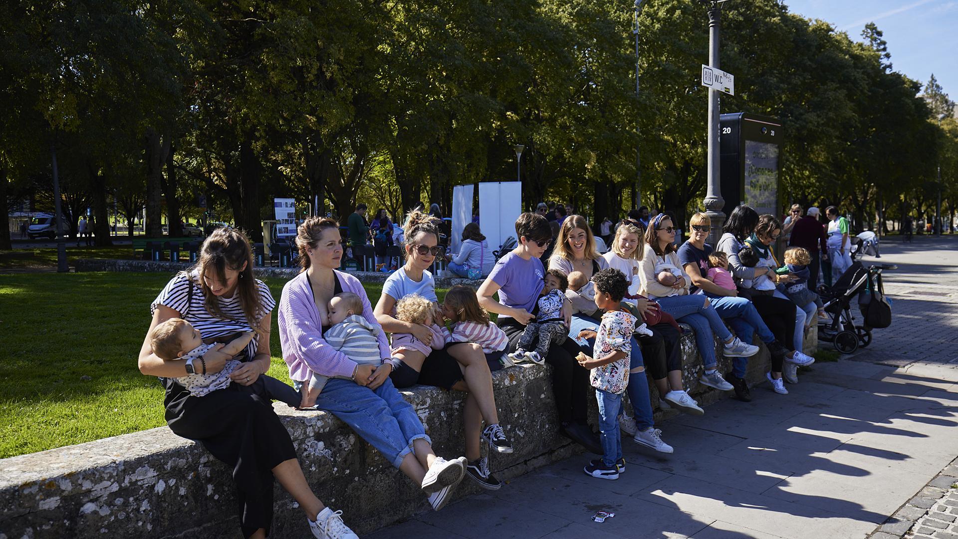 Un grupo de madres amamanta a sus hijos e hijas en Antoniutti en un fiesta de Amagintza en octubre de 2022./