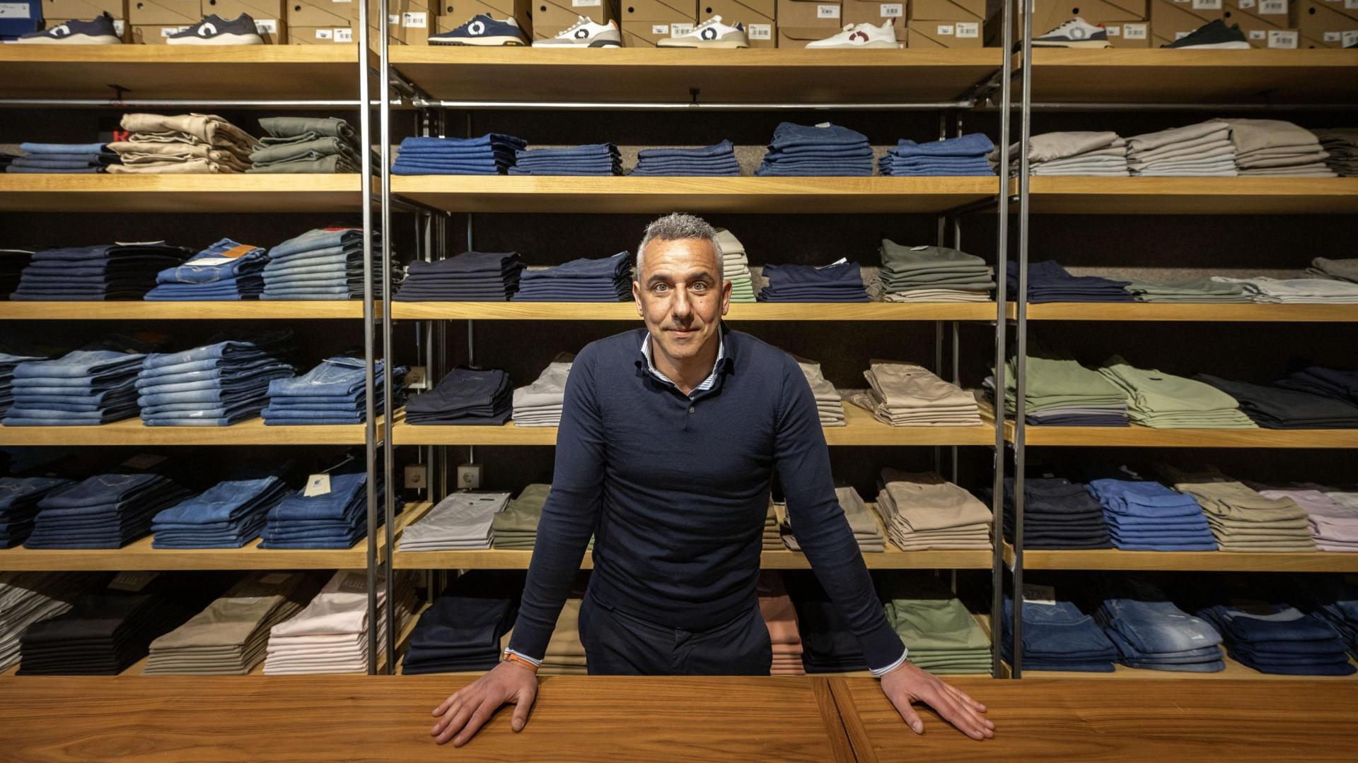César Valcarlos, tras el mostrador de Cuadrado Pamplona, la tienda de moda hombre de la calle Estella