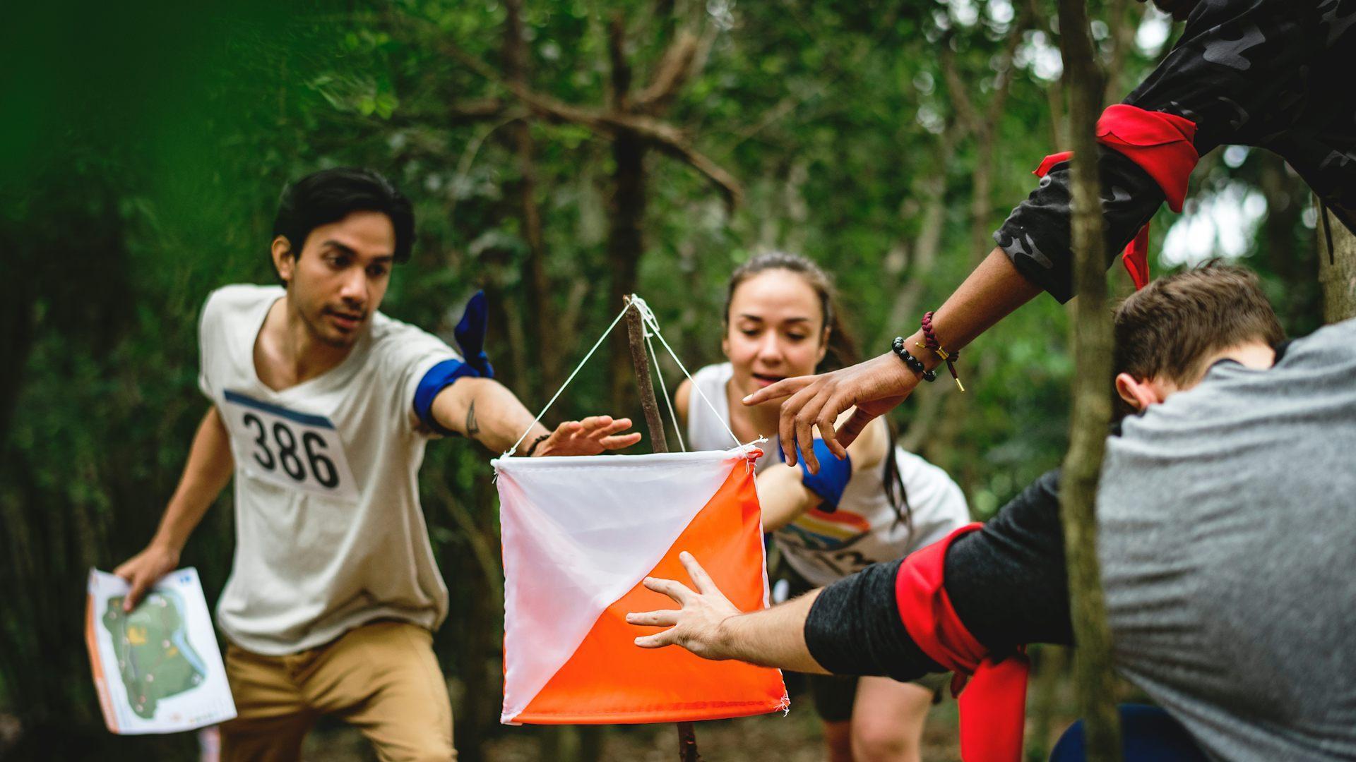 Imagen de dos personas en un ejercicio de orientación