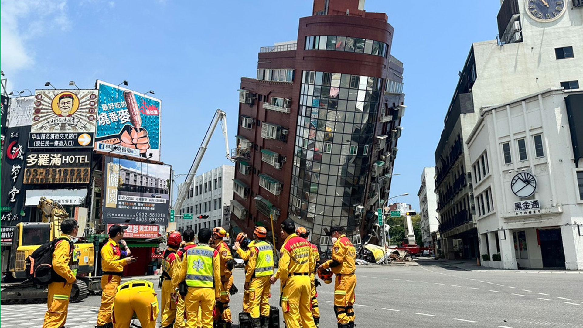 Estado en el que ha quedado un edificio residencial en Hualien tras el terremoto de magnitud 7,2 en la escala de Ritcher en Taiwán