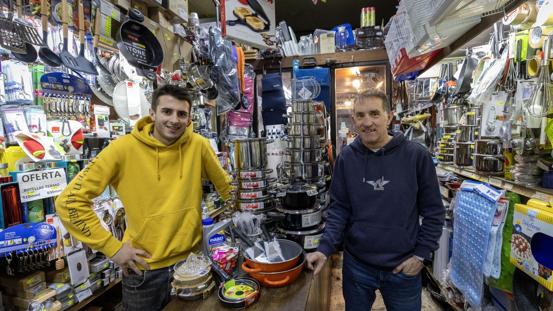 Telmo y Enrique Sanz, en la ferretería Sanz de la calle Mayor de Pamplona