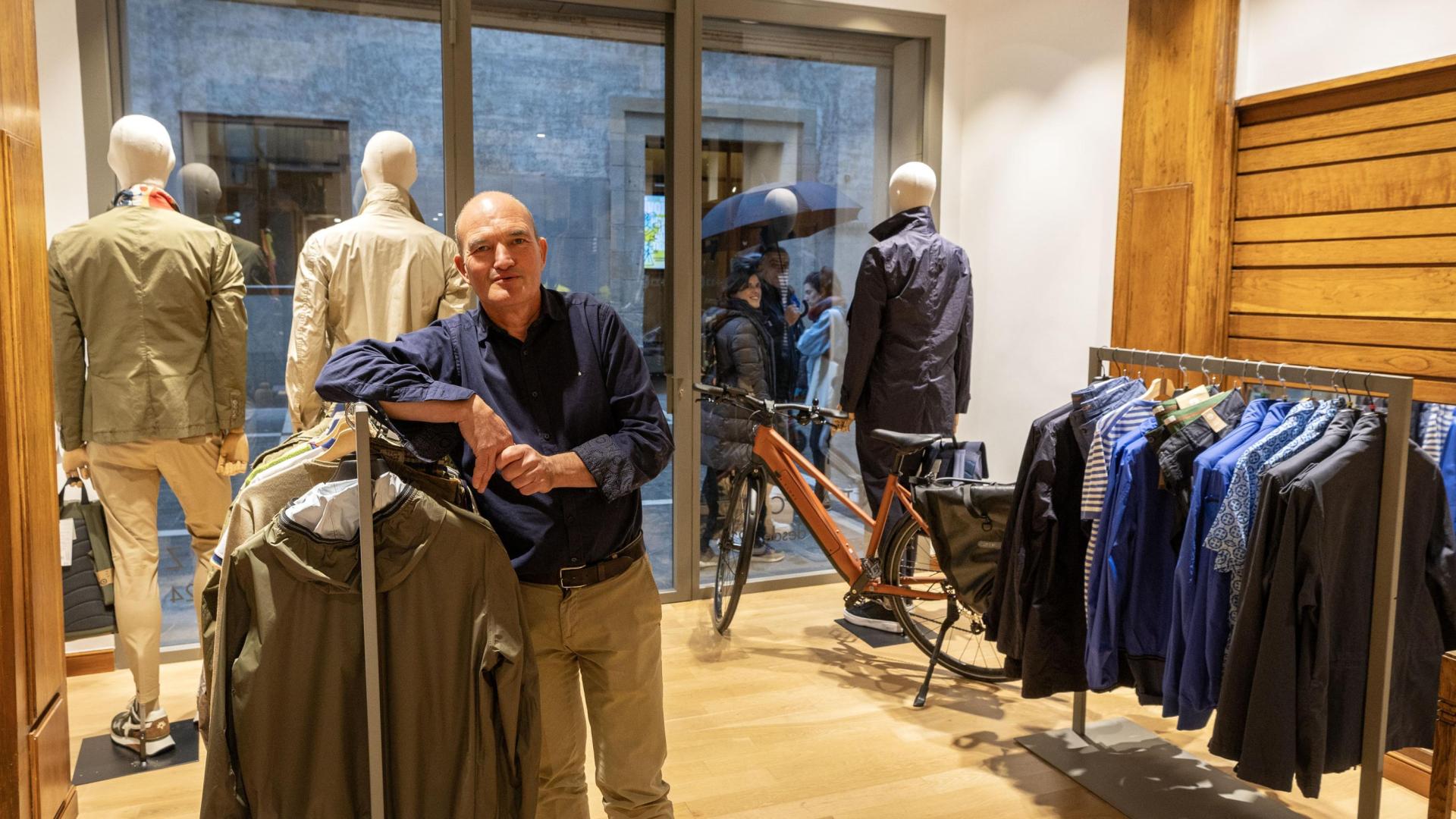 Alfonso Artazcoz, junto al escaparate de su tienda en la calle Mayor número 5