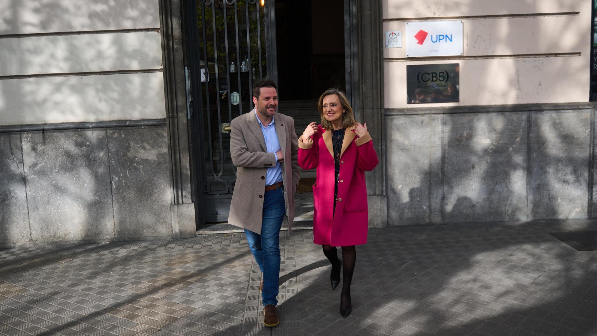 Cristina Ibarrola y Alejandro Toquero, el pasado 27 de marzo ante el portal de la sede de UPN