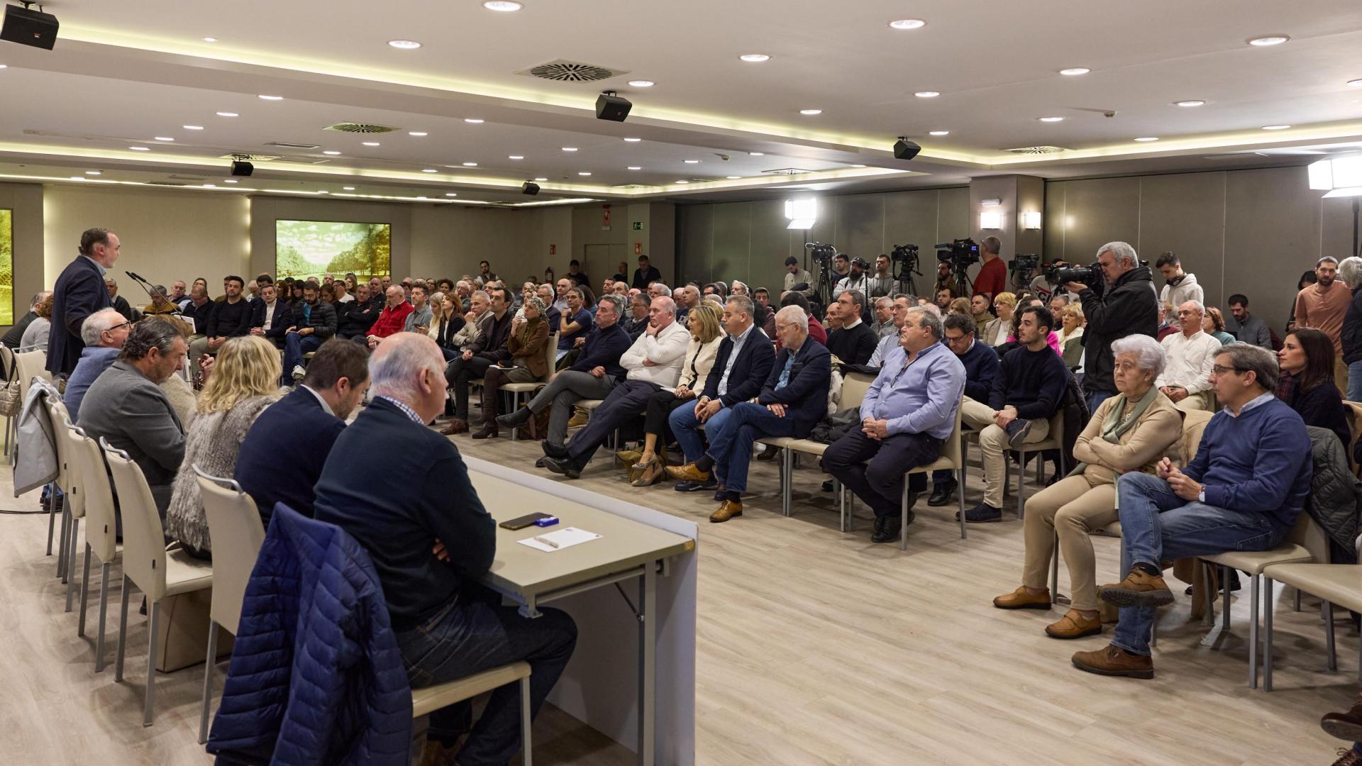 Afiliados y cargos de UPN escuchan la intervención del presidente del Partido regionalista, Javier Esparza, en la asamblea que el partido celebró el pasado mes de diciembre