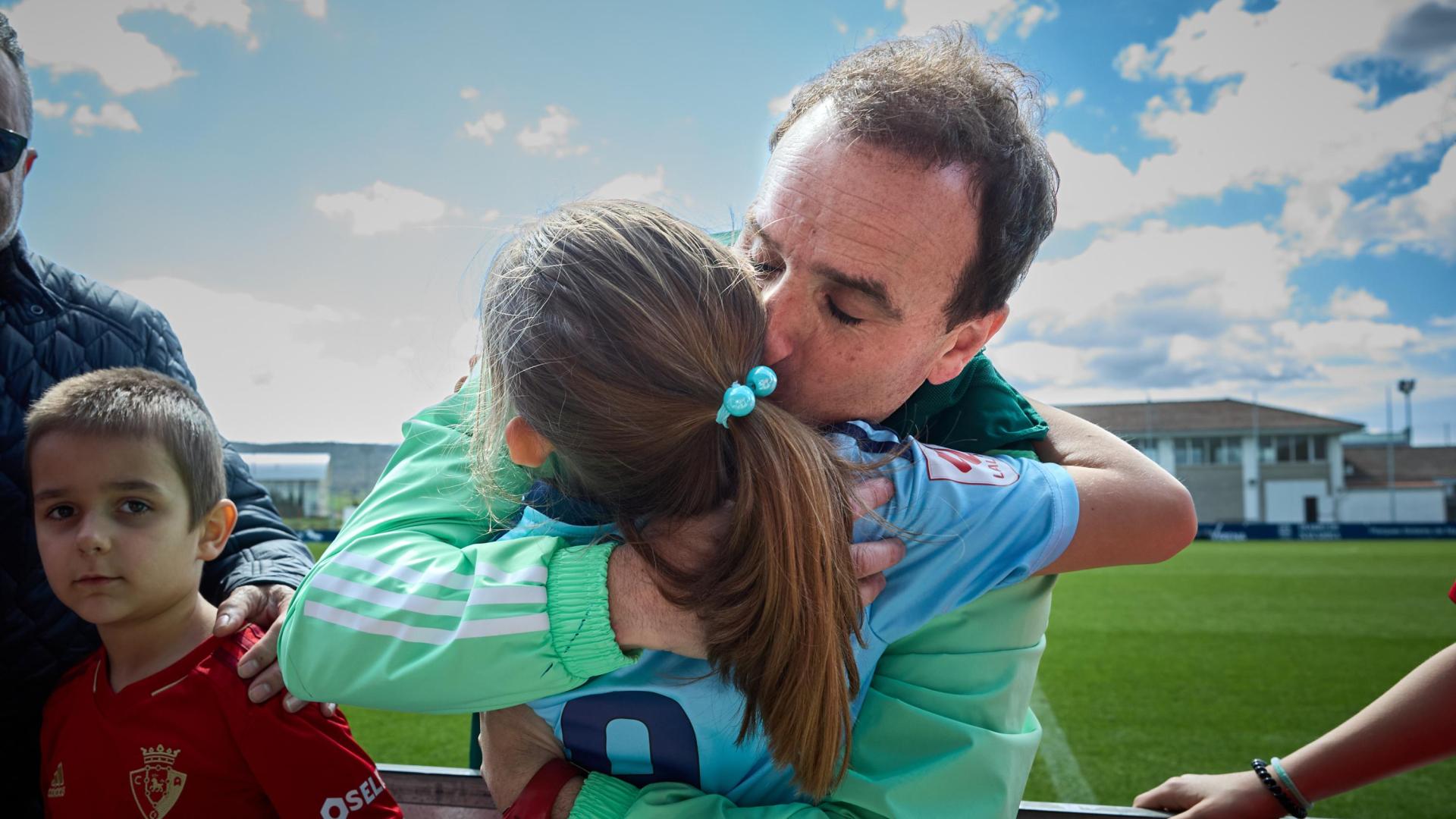 Jagoba Arrasate abraza a una joven seguidora rojilla que le emocionó con sus palabras