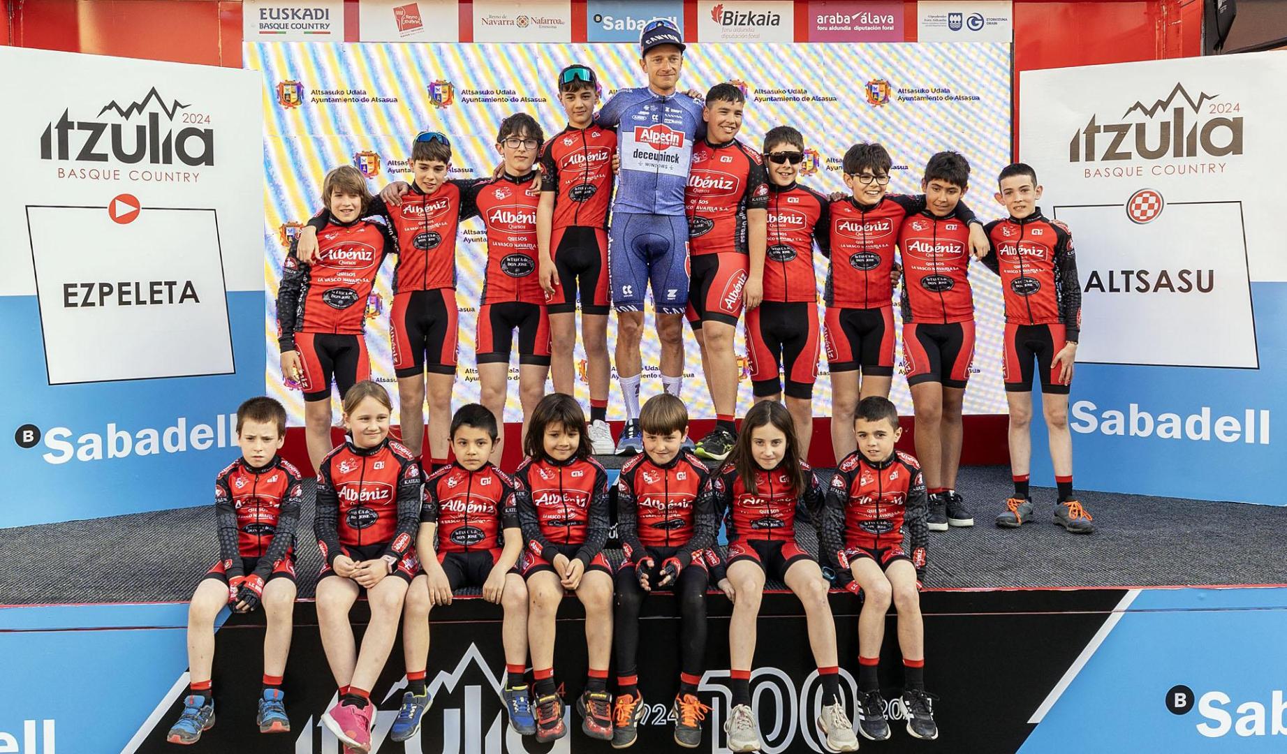 DETALLE CON EL BURUNDA.  Los ciclistas del C.C.Burunda, en el podio con Quinten Hermans./