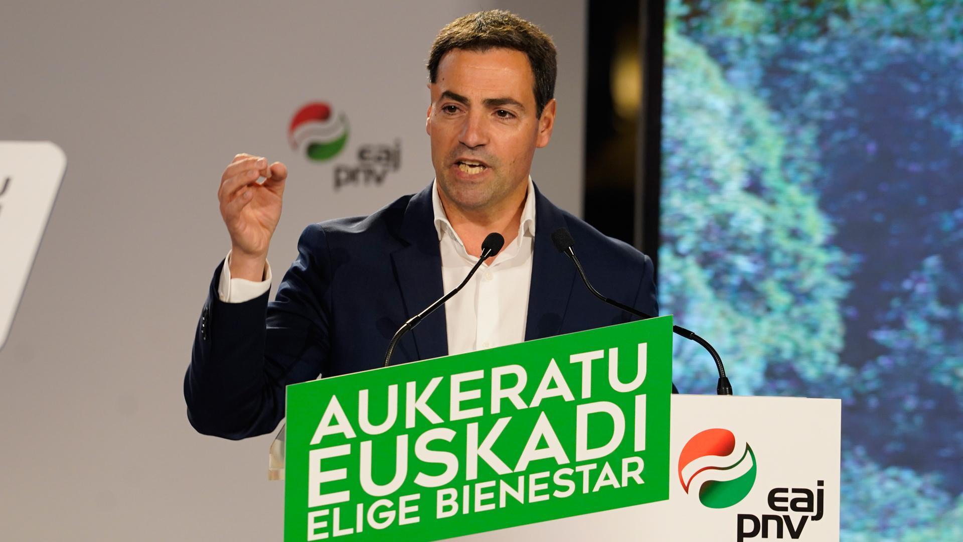 El candidato a Lehendakari y cabeza de lista por Bizkaia, Imanol Pradales, interviene durante el arranque de la campaña electoral del PNV