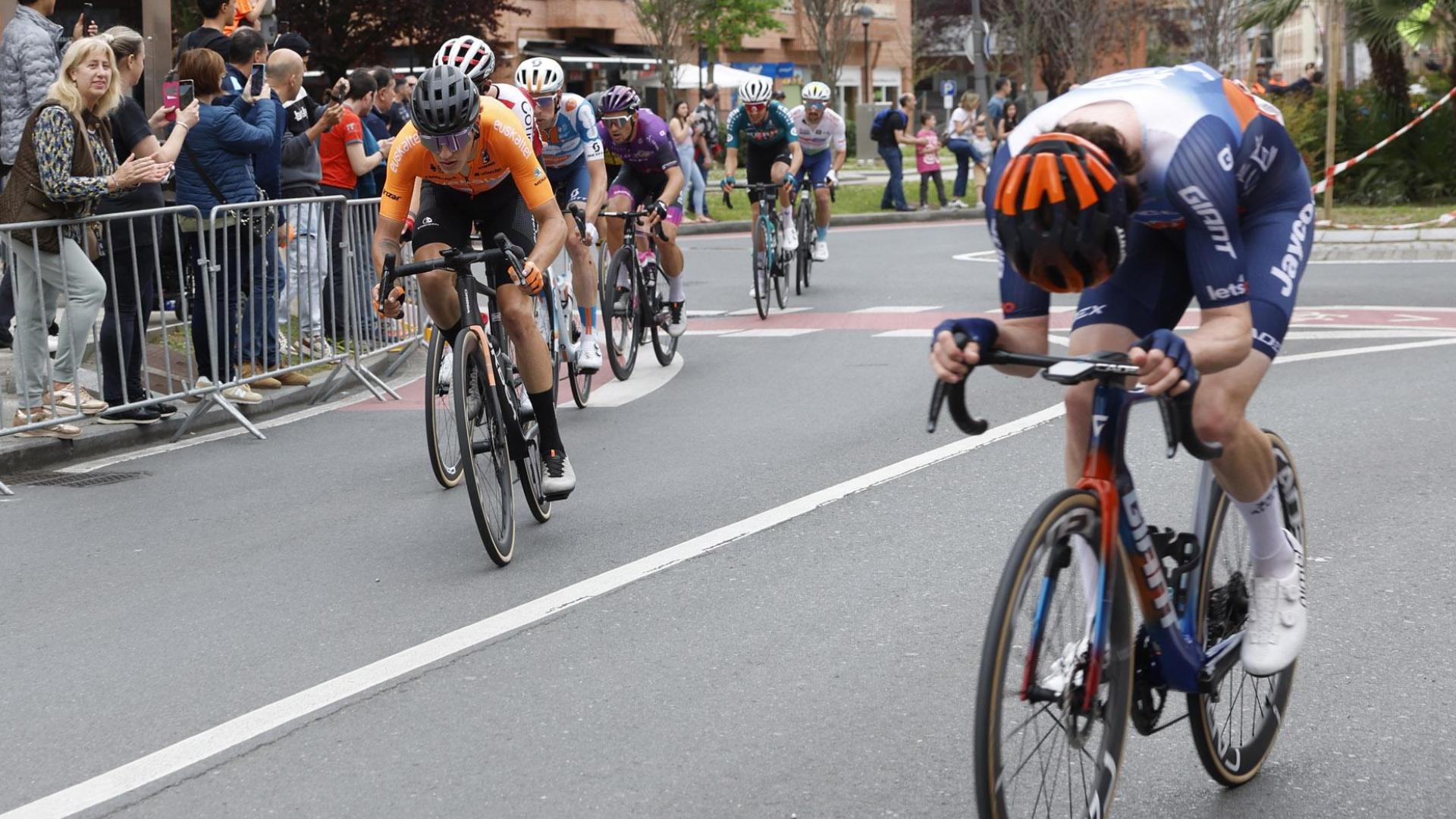 Mauro Schmid (d), del Jayco, y Enekoitz Azparren (i), del Euskaltel, lideran el pelotón en la quinta etapa de la Vuelta al País Vasco