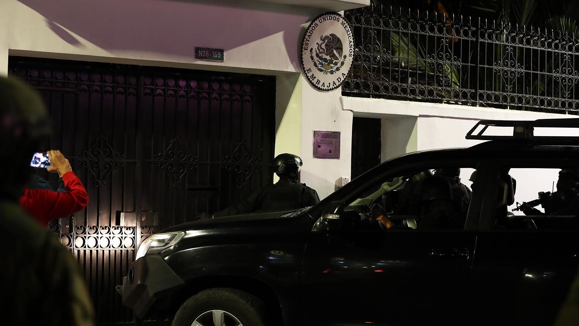 Presencia policial ecuatoriana ante la embajada mexicana.