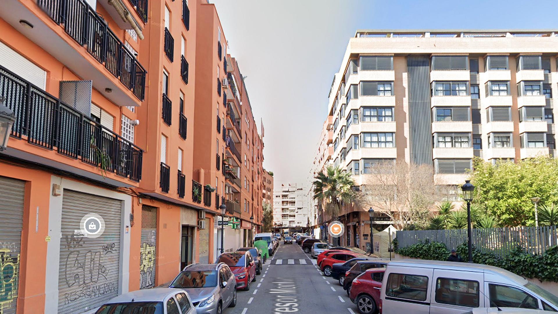 Vista de la calle Impresor Monfort de València donde se encuentra el domicilio en el que localizaron el cadáver./

GOOGLE MAPS

06/04/2024