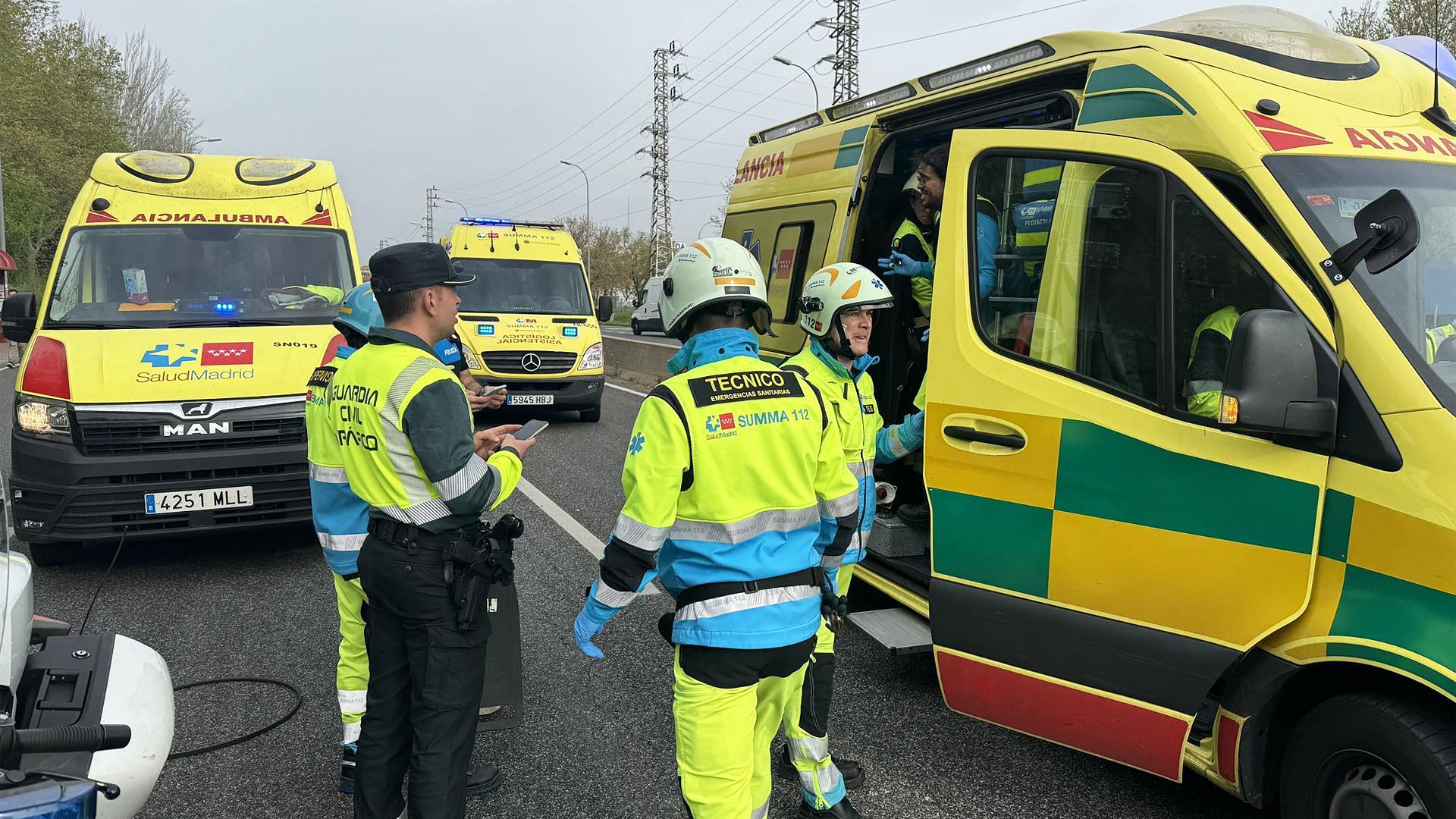 Los equipos de emergencia de Madrid en el lugar del accidente./