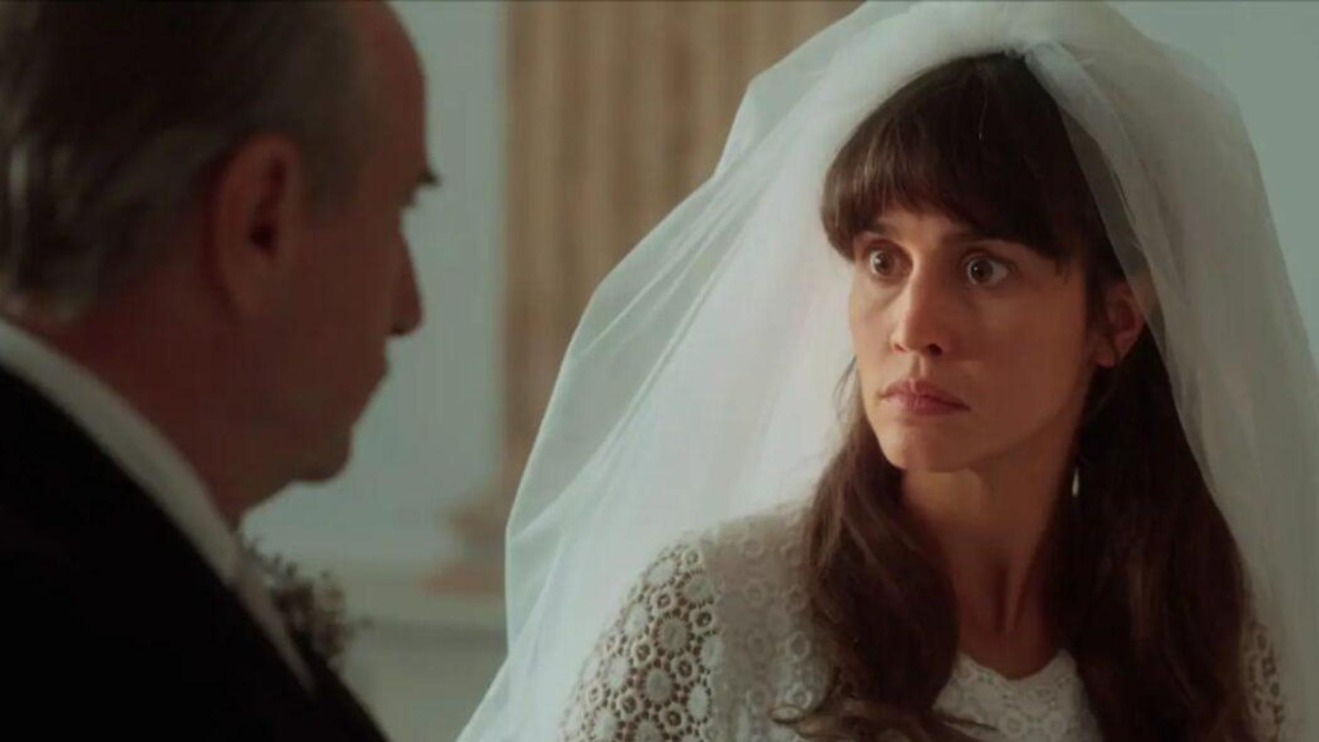 María (Megan Montaner) y Ramón Cervantes (Juanjo Puigcorbé) se casan por poderes en un matrimonio de conveniencia en la serie 'Entre tierras' (Netflix).