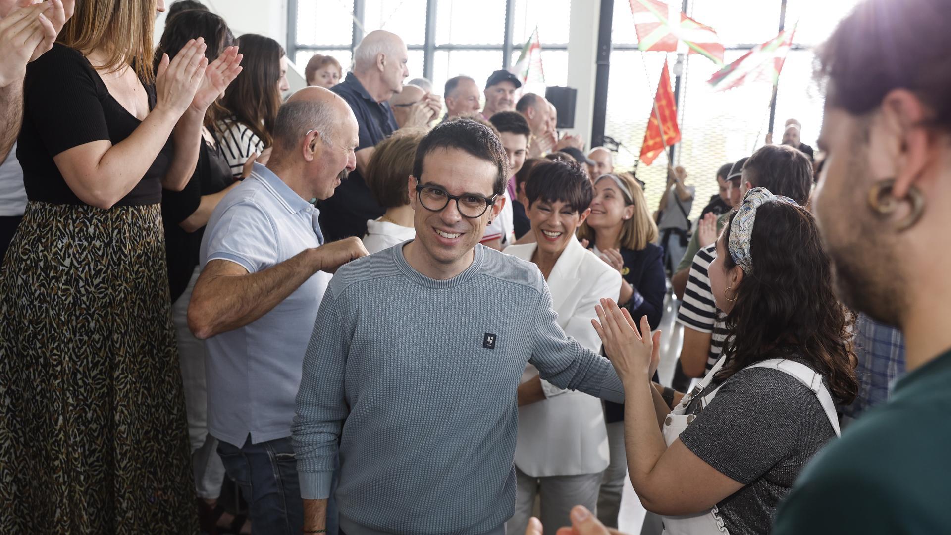 El candidato a lehendakari de EH Bildu, Pello Otxandiano (c), y las candidatas guipuzcoanas, Maddalen Iriarte, y Nerea Kortajarena, este sábado en San Sebastián
