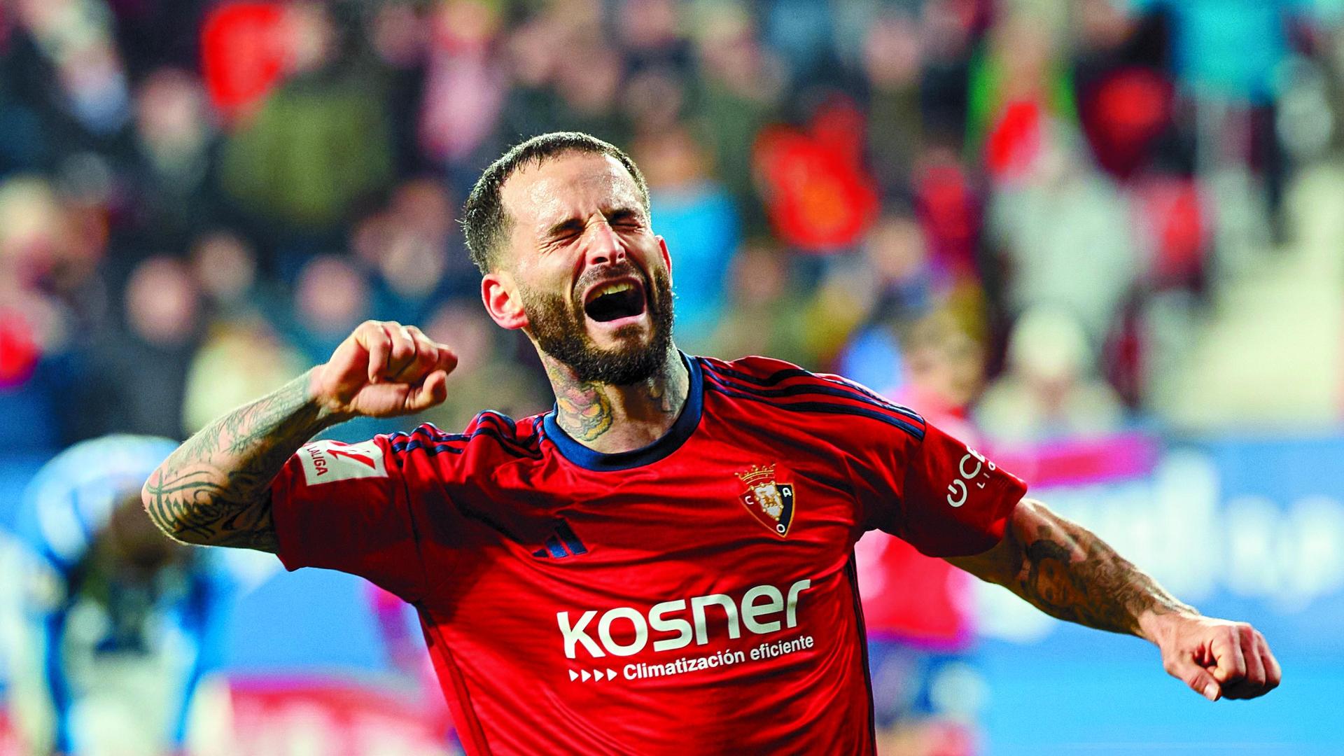 Kosner es el principal patrocinador de Osasuna y el contrato se ha renovado recientemente hasta 2026. En la foto, Rubén García luciendo la camiseta con la marca