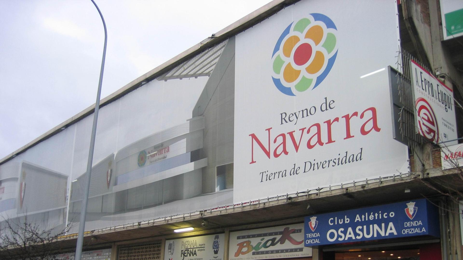 Lonas en El Sadar con la campaña Reyno de Navarra en 2006 que dejaba 1,5 millones al año